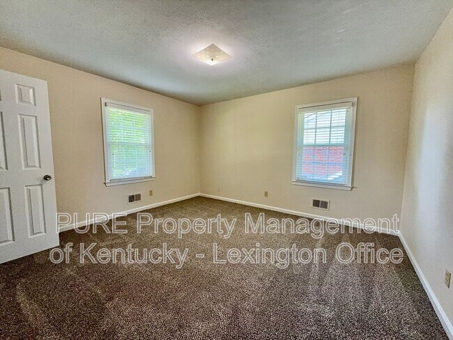 Building Photo - 2077 Dogwood Dr