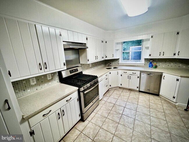 Building Photo - 6405 White Oak Ct