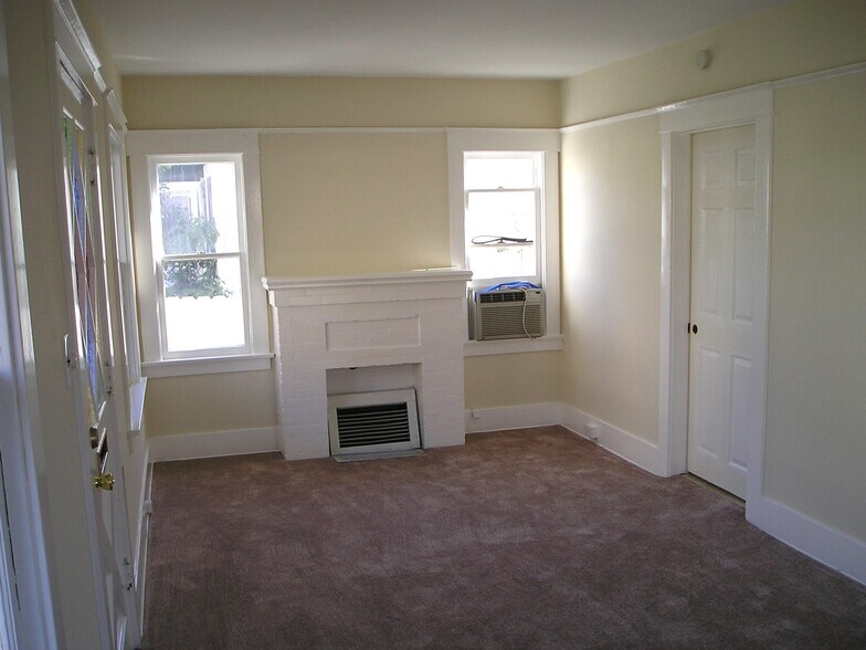 Building Photo - 3020 E 17th St