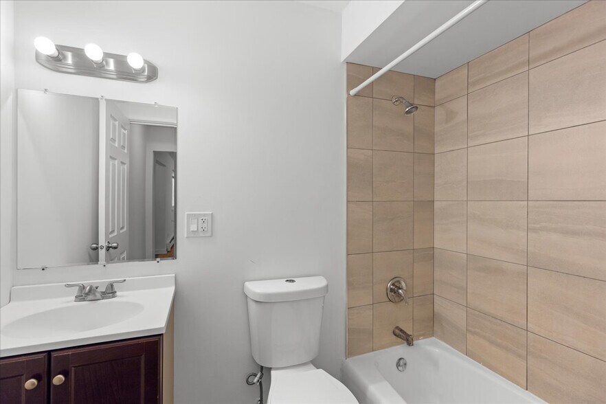 Building Photo - 6211 N Kenmore Ave