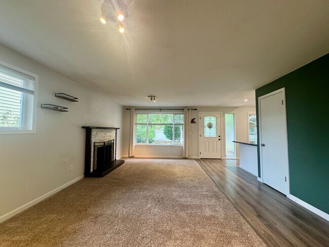 Building Photo - 2 Week Move In Special - 3 Bedroom, 2 Bath...