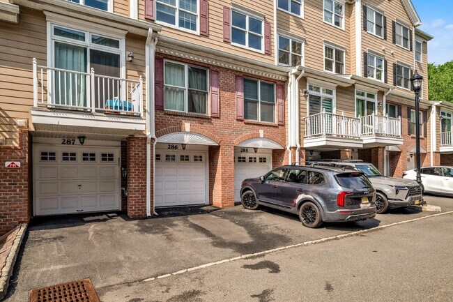 Building Photo - 285 Roslyn Ct