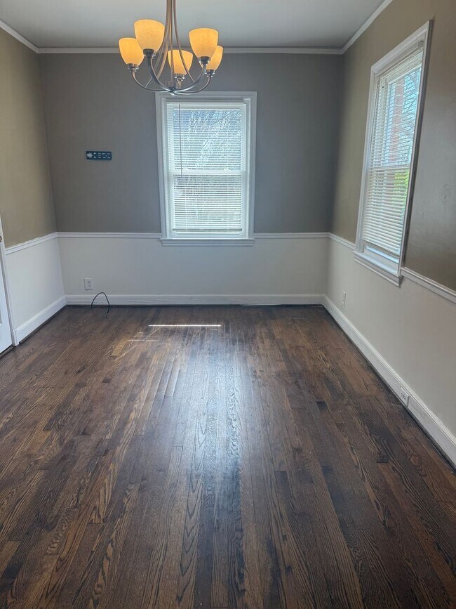 Building Photo - Adorable 2 Bedroom with Stackable Washer/Dryer