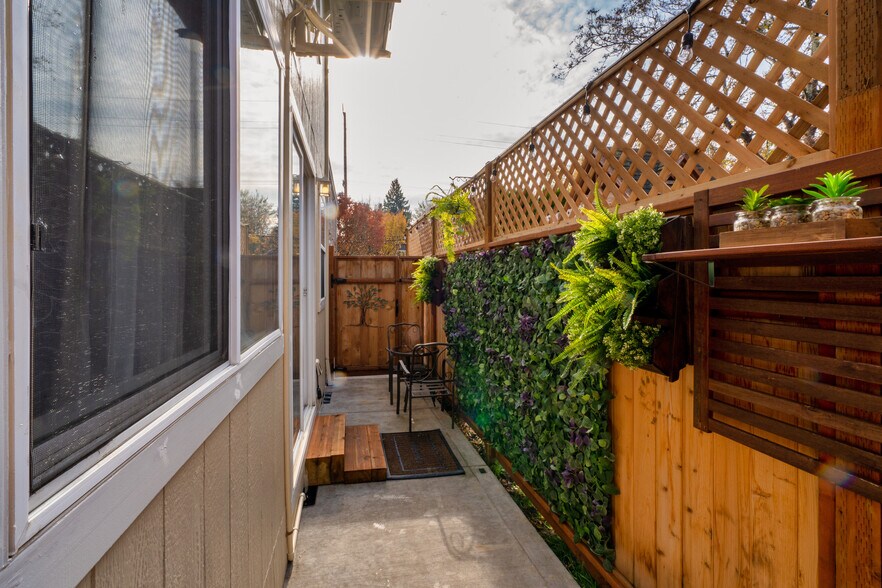 Building Photo - 1676 SE Marion St