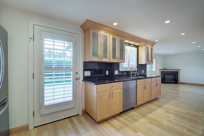 Building Photo - 3bd/2ba Mercer Island Home