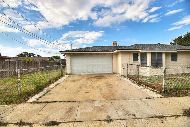 Building Photo - 2202 Saxony Dr