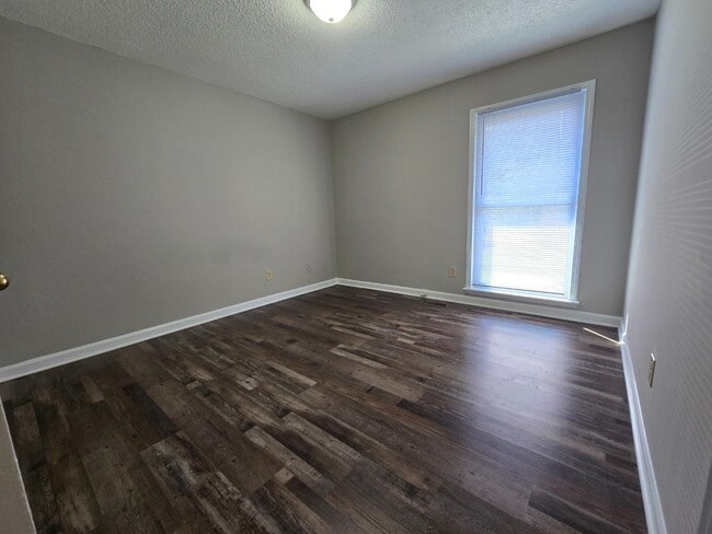 Building Photo - 204 Hunter Dr