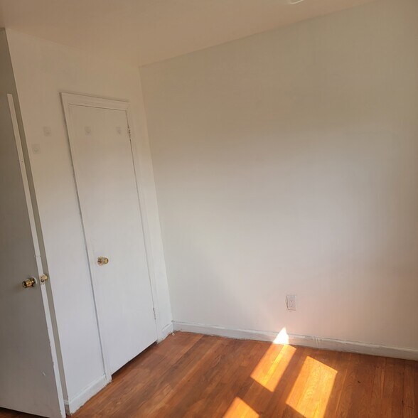 Bedroom 3 - 21-23 Oxford St
