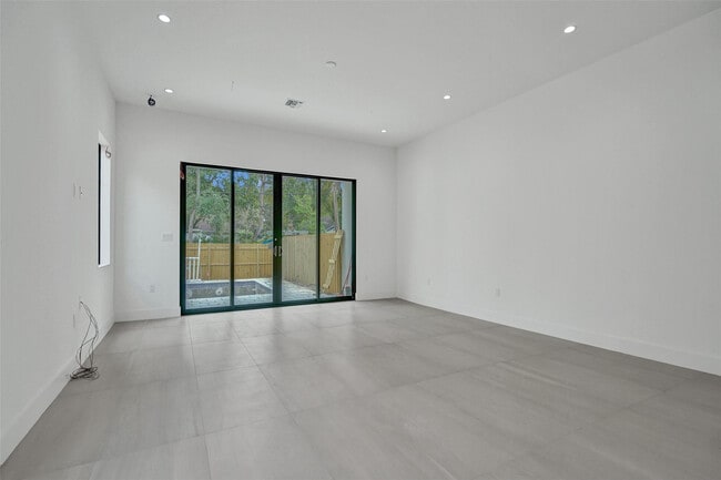 Building Photo - 606 SW 7th Ave