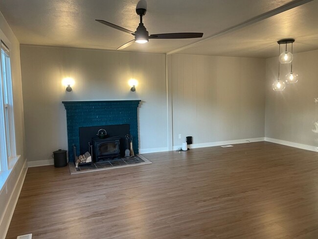 Building Photo - Welcome Home 3b/1ba Updated Home