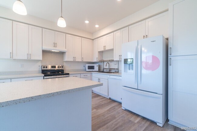 Building Photo - $3,350 / 2br - 1119ft2 - Beautifully Maint...