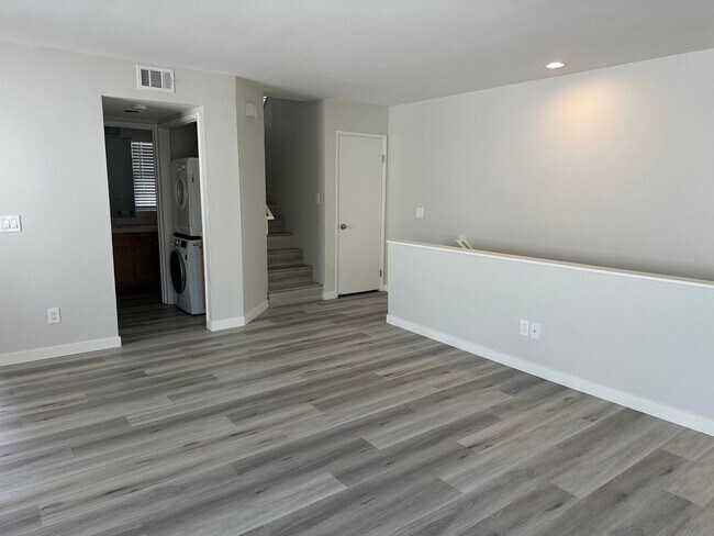 Building Photo - Mission Beach. 3 bedroom, 2.5 bath, 2 car garage,
