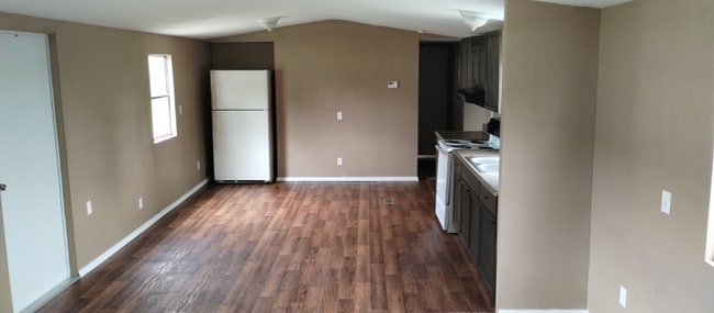 Building Photo - 135 SE Guinevere Ct