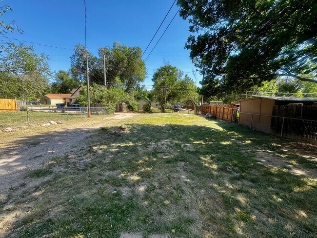 Building Photo - Charming 4 Bedroom close to Patty Jewett Golf Course