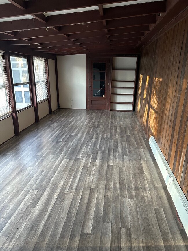 Building Photo - "Charming 3-Bed, 2-Bath Haven in Aurora – Your Cozy Retreat Awaits!"