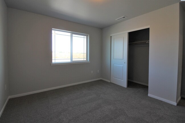 Building Photo - 3 Bed/2.5 Bath West Pasco Townhouse