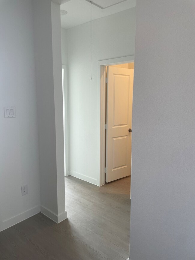 Building Photo - 545 Shoreview Dr