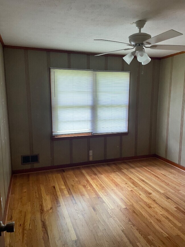 Building Photo - 1405 Woodland Dr