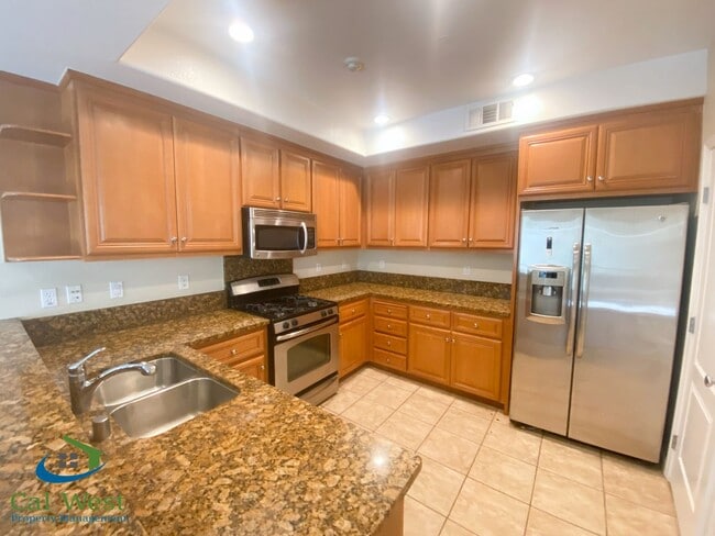Building Photo - $3795 - 3 Bed/2.5 Bath Tri-level Townhome ...