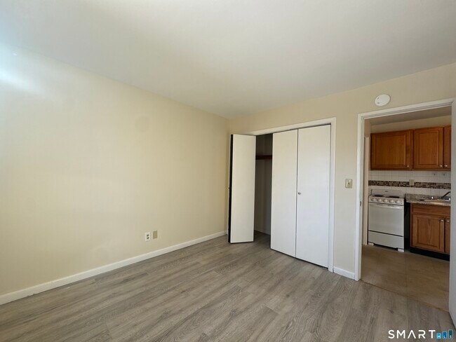 Building Photo - 145 Cowles St