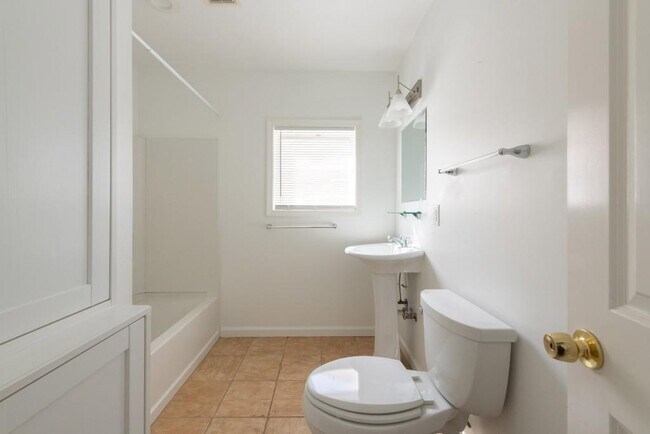 Building Photo - 342 Mathews Ave NE