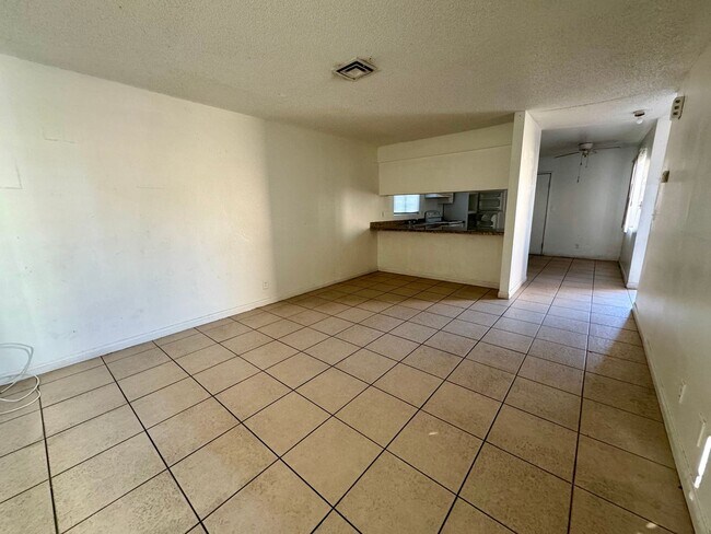 Building Photo - Single-story 1 bedroom unit available for ...