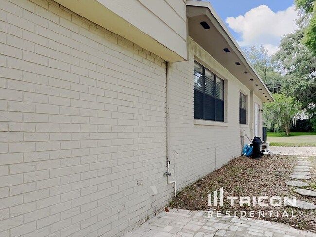 Building Photo - 1010 Rochelle Ln