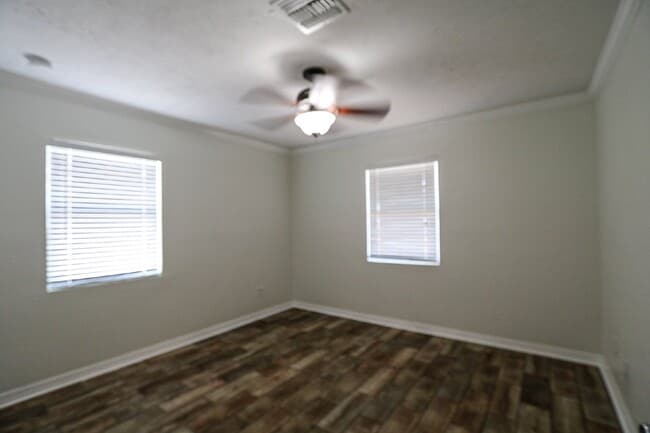 Building Photo - 3 bedroom, 2.5 bathroom home is in a highly sought-after neighborhood in the heart of South Tampa...