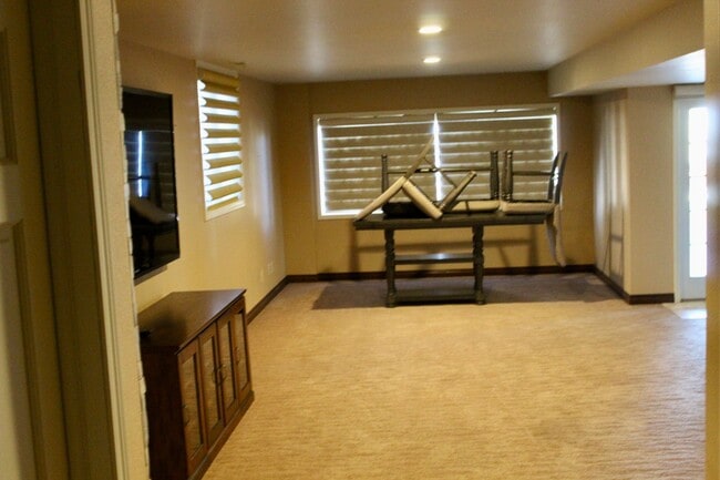 Building Photo - 2 bedroom Golf course Condo