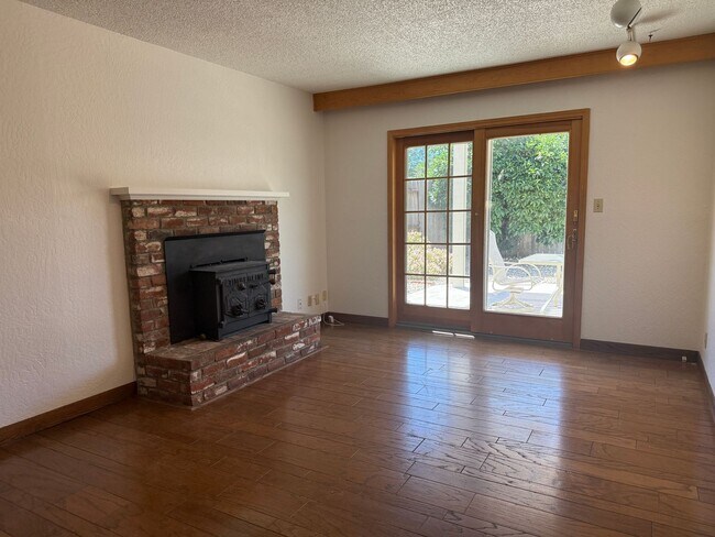 Building Photo - 718 Linwood St