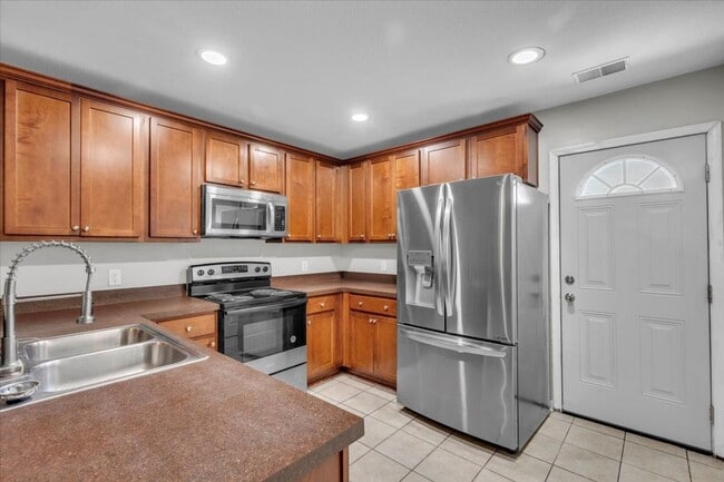 Building Photo - Perfectly Located 3 Bed, 2 Bath Home in Li...