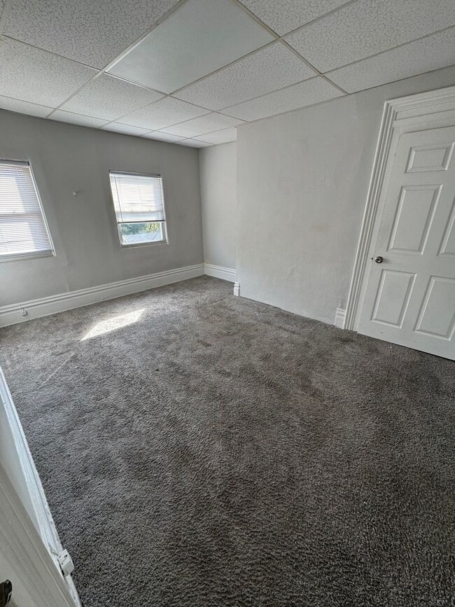 Building Photo - 4 Bedroom 1 Bathroom in Fineview!