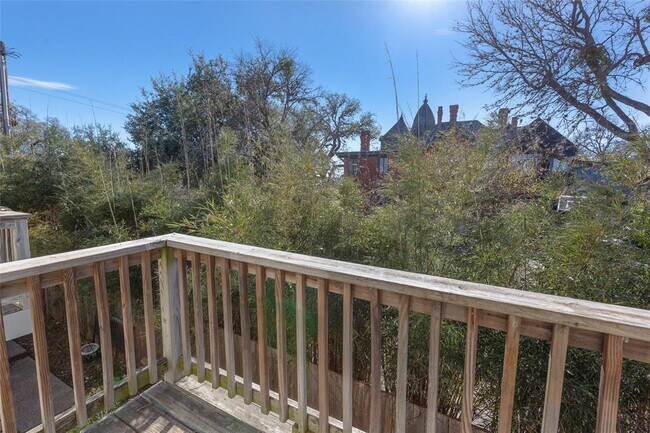 Building Photo - 706 W Lynn St