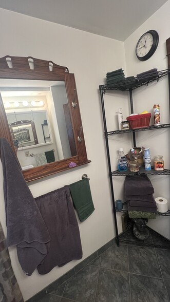 Shared bathroom w 1 person - 396 Beacon Ave