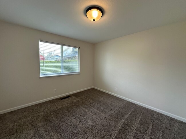 Building Photo - Three Bedroom Home in North Salem with New...