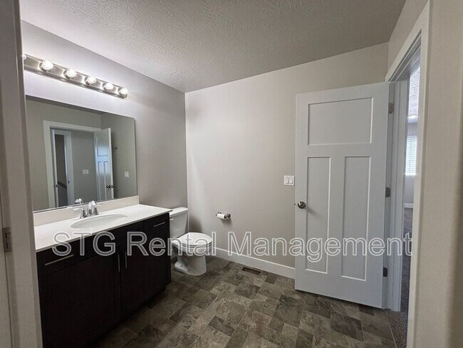 Building Photo - 1509 W Topaz Dr