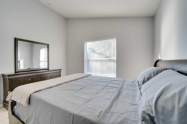 Building Photo - 532 Viola Dr