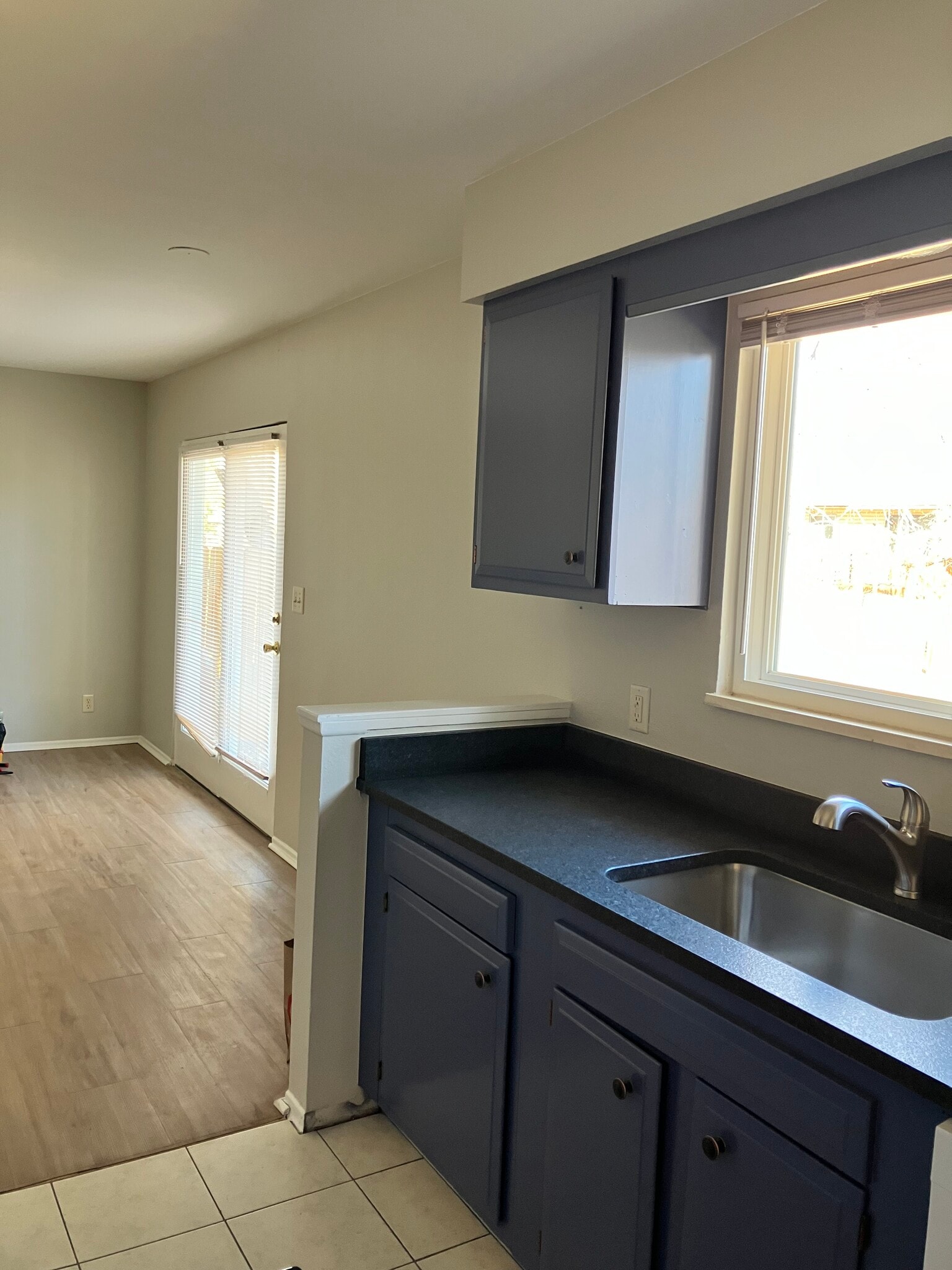 Kitchen and eating area - 1312 Skyline Dr