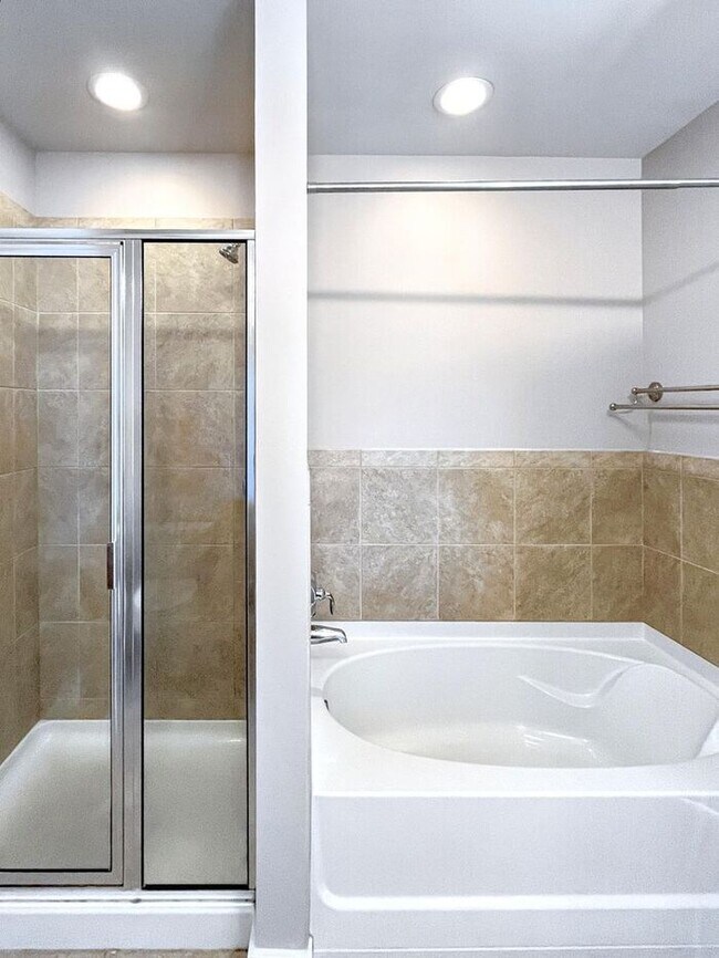 Building Photo - Beautiful 1-Bedroom Condo with Stunning Do...