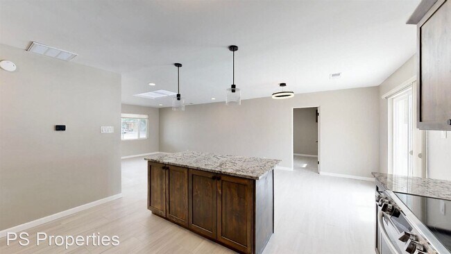 Building Photo - 3 br, 1.5 bath House - 2008 Vermont St NE ...