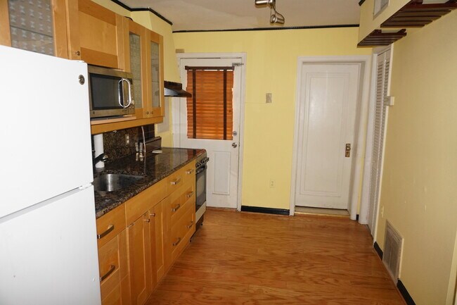Building Photo - Charming 2 Bedroom Townhome in Upper Fells...