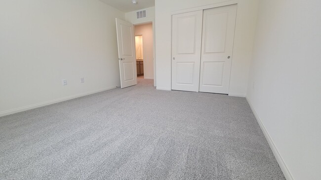 Building Photo - 5-Bed, 3-Bath Home in Spectrum Falls