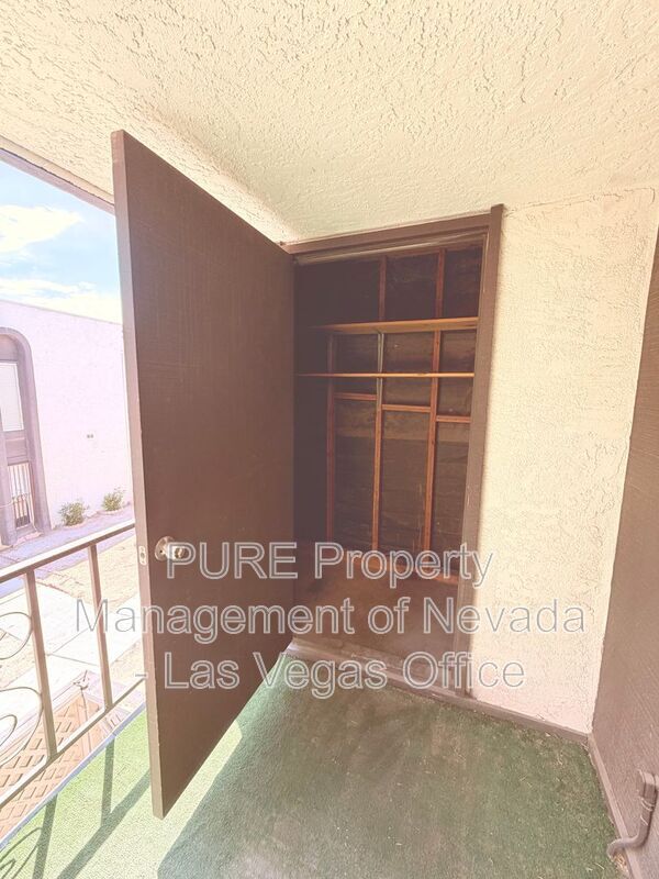 Building Photo - 1405 E Vegas Valley Dr