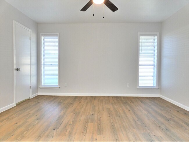 Building Photo - 606 Golfview Dr