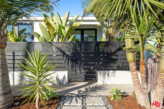 Building Photo - 2340 Beach Ave