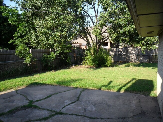 Building Photo - Very nice 3 bed 2 bath home - 1 mile from OU.