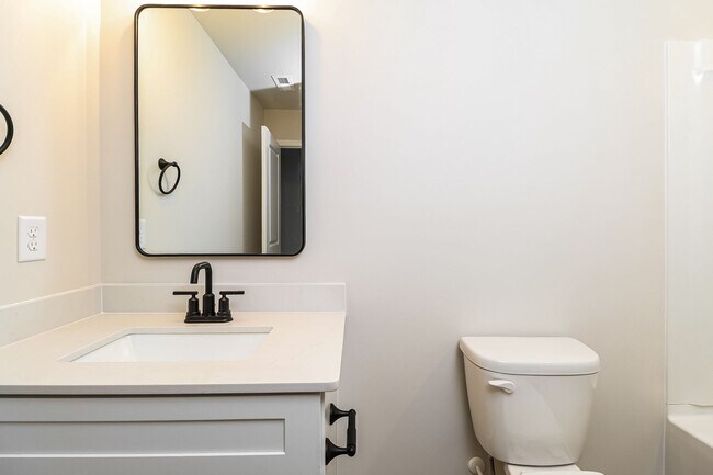 Building Photo - Beautiful 4BR 3.5BA Townhome w/ Full Appliance Kitchen Garage Parking in University