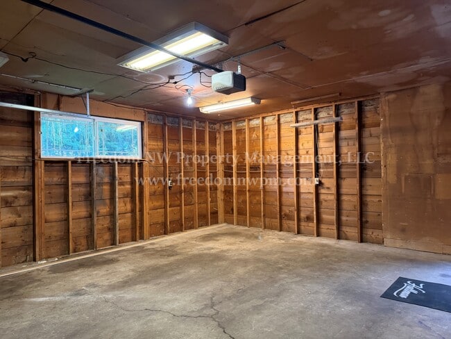 Building Photo - 1537 Draham St NE