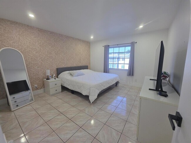 Building Photo - 6391 Bay Club Dr