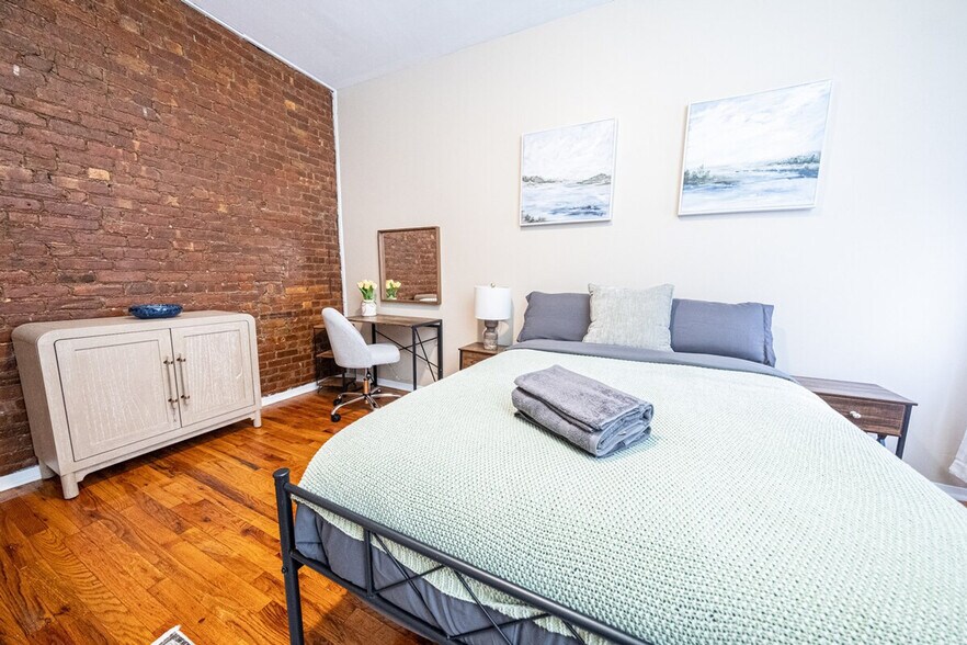 Building Photo - 142 Riverside Dr